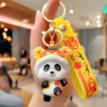 Leuke Chinese stijl panda sleutelhanger met traditionele nieuwjaarsmuts, perfecte tas. - Gele Leeuwenkop