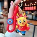Gedetailleerd overzicht van de schattige Chinese draak PVC sleutelhanger met rood koord. - Jaar van de Draak Feestelijke Lantaarn