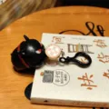 Portachiavi cucciolo decompressione creativo simpatico ciondolo borsa cartone animato. - Cane Fortunato con Cordino che Morde Moneta - Nero