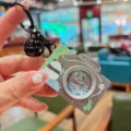 Schattige tekenfilm panda camera sleutelhanger met bel, mini gloeiende geluid tas hanger. - Grijze panda