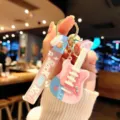 Gitaar PVC sleutelhanger roze blauw detailopname, schattige tasbedel en auto ring. - Roze gitaar