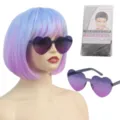 Parrucca bob blu viola pastello con occhiali da sole sfumati a cuore per festa. - Viola