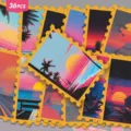 Primo piano dettagliato di adesivi francobollo spiaggia tramonto vaporwave in stile retrò. - 36 Pezzi/Confezione