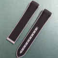 Primer plano detallado de una correa de reloj de silicona de 20 mm con bordes morados y textura. - Correa Individual / Cara Negra Fondo Gris Oscuro