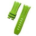 Detalle de correa de reloj de fluoroelastómero verde, superficie texturizada y recortes precisos. - 28mm / Verde claro