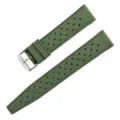 Detalle de primer plano de correa de reloj de silicona verde militar con agujeros transpirables. - Verde