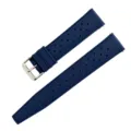 Detalle de correa de reloj de silicona azul con perforaciones transpirables y hebilla. - Azul
