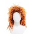 Nahaufnahme der flauschigen lockigen Punk-Perücke mit lebendiger Farbverlauf-Textur. - Orange