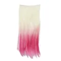 Gros plan détaillé de la mèches extension cheveux rose ombré 60cm, texture lisse et droite. - Rouge