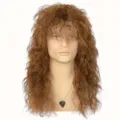Detailopname van een lang krullend bruin synthetisch haarherenpruik in punkrockstijl. - Tan