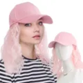 Roze honkbalpet met lang krullend synthetisch haar, geïntegreerde pruikhoed voor dagelijks. - Roze