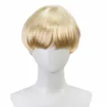 Nahaufnahme Detail der kurzen blonden Bob Perücke mit geradem Pony und natürlichem Stil. - Gold