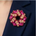 Detailansicht der eleganten rosa Kristallkranz-Brosche, feine Legierung handgefertigt. - Stil 4 (BR1095-2)
