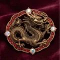 Vintage εντυπωσιακή χρυσή καρφίτσα δράκος με κόκκινα και λαμπερά πολύχρωμα κρύσταλλα για παλτό. - Αντίκ Κλασικός Δράκος (XD826117)