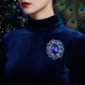 Nahaufnahme des eleganten Kristall Blumenbrooches mit brillanten blauen Strasssteinen. - Weiß Königsblauer Strass Stil (XD015-10)