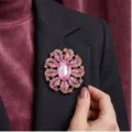 Elegante rosa Kristall Blumen Brosche für Damen, luxuriöse Strass Mantel Anstecknadel. - Gold Rosa Strass Stil (XD015-5)