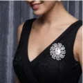 Elegante Kristall Strass Blumen Brosche Nadel für Damen Mantel Kleid Accessoire Modeschmuck - Weiß Weißer Strass Stil (XD015-8)