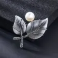 Broche feuille couleur argent ancien avec perle artificielle et strass cristal femme - Style Double Feuille Perle Vintage (XD825411)