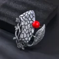 Broche en alliage de style vintage avec design métallique texturé et perle rouge vive. - Style Perle Rouge Relief Plante (XD825416)