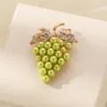 Vista de cerca de un bonito broche de uva de perlas y estrás, detalle joya de aleación. - Verde Perla Artificial Uva