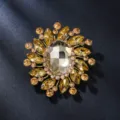 Détail de broche de fleurs en strass cristal luxueux avec des pierres jaunes étincoyantes dorées. - Or Antique Citrine