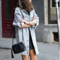 Veste en jean bleu clair oversize style streetwear, vêtement d'extérieur décontracté détail. - S / Bleu clair