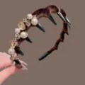 Diadema de terciopelo marrón con perlas y pedrería, elegante accesorio para el cabello de mujer. - Diadema de Terciopelo con Strass / Terciopelo Café