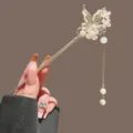 Chinesischer Hairstick mit Perlen Blumen und Quaste, elegante Vintage Haarnadel Hanfu. - Schmetterlingsblume