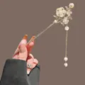 Chinesische Vintage Blumen Haarnadel mit eleganten Perlen Quasten für traditionellen Look. - Blumenquaste