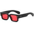 Lunettes de soleil carrées à monture épaisse noire, verres rouges et détails fléchés. - C7 Monture Noire Verres Rouges