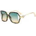 Gafas de sol ojo de gato con montura carey, lentes degradadas y patillas de metal elegantes. - C2 Marco Floral Verde Lente Té Verde Degradado