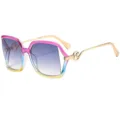 Gafas de sol de moda para mujer, montura degradada elegante con patillas metálicas doradas. - C5 Marco Morado Amarillo Lente Gris