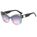 Chique oversized vlinder zonnebril met verloopglazen en stijlvolle parelversiering. - Grijs Roze Blauw Montuur Gradiënt Grijs Roze Glazen