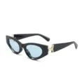 Modieuze zwarte zonnebril met blauwe glazen en gouden metalen scharnierdetails voor dames. - C2 Zwart Frame Blauwe Lenzen