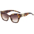 Stijlvolle schildpad cat-eye zonnebril met bruine gradiënt lenzen en gouden metalen accenten. - C8 Luipaard Montuur Gradiënt Thee Glazen