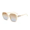 Occhiali da sole poligonali oversize da donna con lenti sfumate e dettagli in metallo. - C7 Montatura Bianco Off