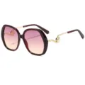 Lunettes de soleil cat-eye oversize pour femme avec verres dégradés et perle élégante. - Monture bordeaux avec verres dégradés violet jaune
