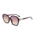 Eleganti occhiali da sole poligonali da donna con lenti sfumate e dettagli dorati sulle stanghette. - C11 Montatura Rosso Vino Lenti Rosa Giallo