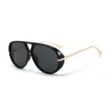 Occhiali da sole da aviatore chic con montatura nera e stanghette dorate di tendenza. - Montatura oro nero con lenti grigie