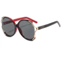 Occhiali da sole ovali oversize in colore nero rosso e oro, tendenza retro fashion - C3 Montatura Nero Rosso Lenti Grigie