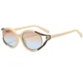Chic occhiali da sole beige sfumati con montatura curva unica e dettagli in metallo. - C7