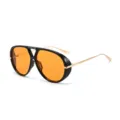 Occhiali da sole aviatore alla moda con montatura nera spessa e stanghette dorate. - C7 Montatura Nero Oro Lente Arancione
