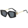 Lunettes de soleil carrees noires pour femmes avec branches perles elegantes et tendance. - Monture Noire Verres Gris