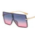 Große quadratische Sonnenbrille mit Farbverlauf und goldenen Metallbügeln für Damen. - Grauer Rahmen Grau-Rosa Verlaufsgläser