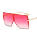 Große quadratische Sonnenbrille mit roten Verlaufsgläsern und goldenen Metallbügeln. - Verlauf Roter Rahmen Doppelte Rote Linse