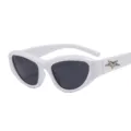 Modische weiße klobige Cat-Eye-Sonnenbrille mit metallischem Stern-Bügeldetail. - Weißer Rahmen Graue Gläser