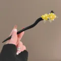 Nouvelle épingle à cheveux en bois noir style chinois fleurs jaunes perles et feuilles vertes. - Épingle à Cheveux en Bois Osmanthus Feuille Verte