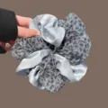 Elegante coletero de satén azul con estampado de leopardo gran accesorio para el pelo - Floral Azul Bloque de Color