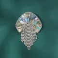 Detailopname van een stijlvolle kwallenbroche met kleurrijke kristaldruppels en strass-franjes. - Meerkleurig