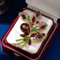 Exquisite Kristall Strass Blumen Brosche Pin, elegantes Pflanzenblatt Design Schmuck. - Lila